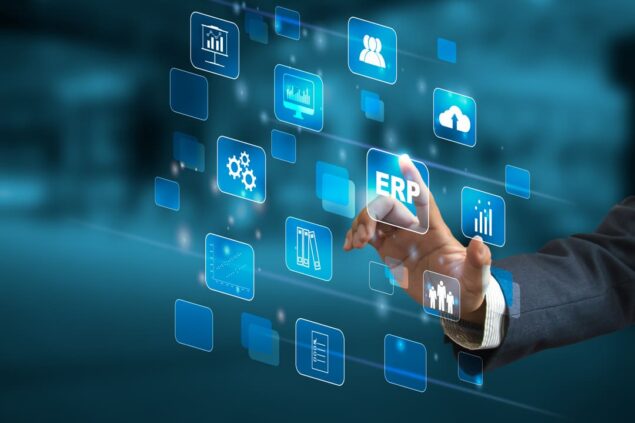 Imagem de um homem tocando um ícone de ERP em uma tela digital, cercado por vários ícones tecnológicos, como gráficos, nuvem e configurações.