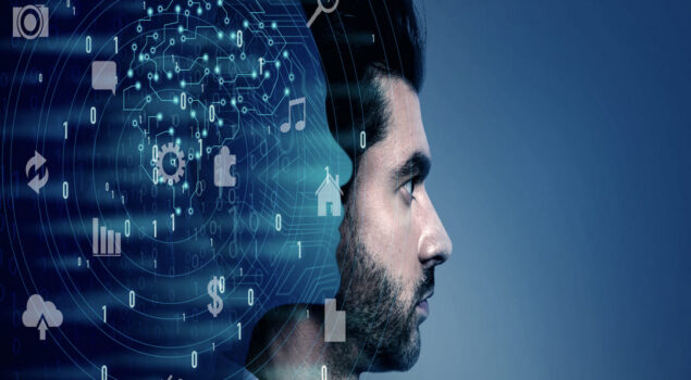 Imagem conceitual de um homem de perfil, com metade de sua cabeça se transformando em um ambiente digital. Do lado esquerdo, há um efeito futurista de circuitos, números binários (0s e 1s) e ícones tecnológicos, como música, casa, engrenagem e nuvem, representando inteligência artificial e tecnologia avançada.