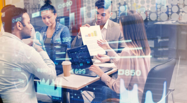Equipe de negócios discutindo análise de dados e gráficos financeiros em uma reunião, com projeções holográficas de estatísticas e números digitais sobrepostos à imagem.
