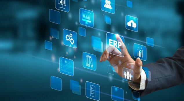 Imagem de um homem tocando um ícone de ERP em uma tela digital, cercado por vários ícones tecnológicos, como gráficos, nuvem e configurações.