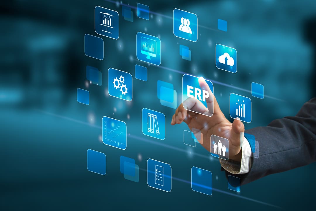Imagem de um homem tocando um ícone de ERP em uma tela digital, cercado por vários ícones tecnológicos, como gráficos, nuvem e configurações.