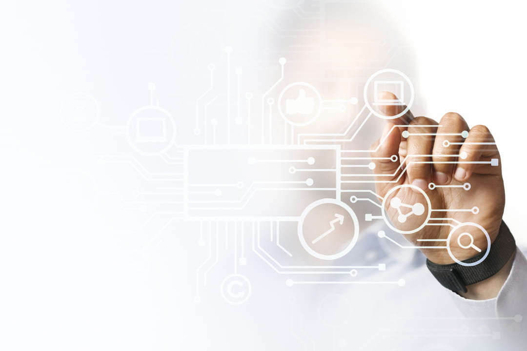 Pessoa interagindo com interface gráfica digital que simboliza tecnologia blockchain, conectando dados e redes em um ambiente virtual futurista.